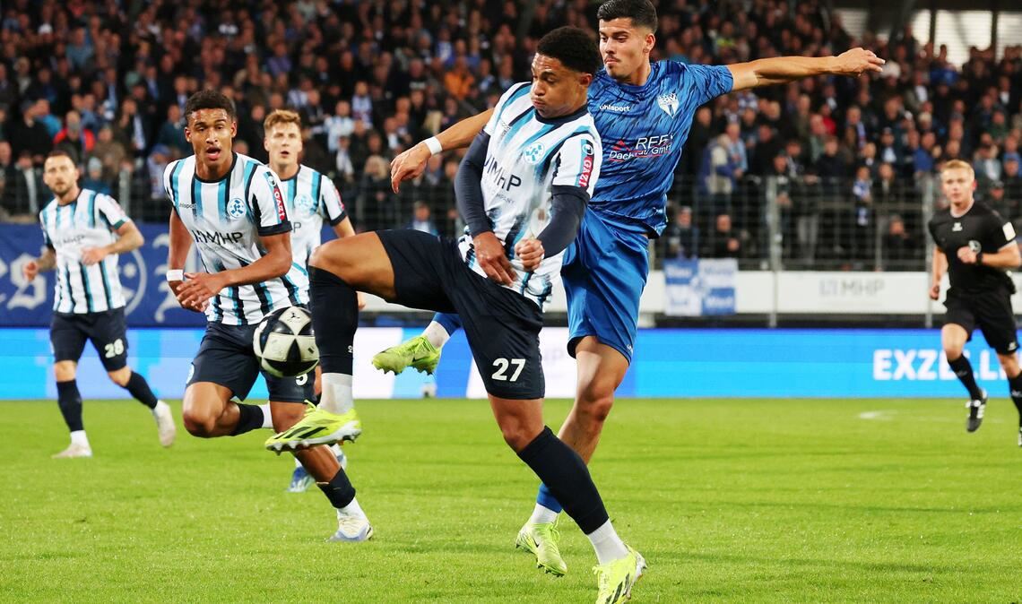 Immer wieder Kickers – Freiberg: Hier duellieren sich Jacob Danquah und Freibergs Henrik Selitaj (re.) im Punktspiel in der Vorrunde.