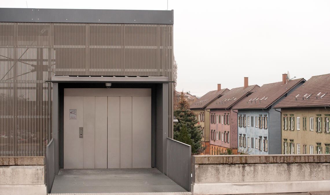 „Schauen, dass es funktioniert“ Immer wieder ein Thema: der Fahrstuhl, der vom oberen Parkdeck der Drehscheibe über die mittlere Ebene des Rewe-Markts bis hinab zu „dm“ und Co. führt. Foto: Fotomoment