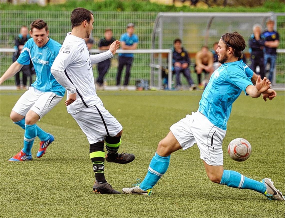 Immer wieder einen Schritt zu spät: Phönix Lomersheim mit Timo Hagenbuch (re.) und Martin Maier (li.) bekommt die Partie gegen den zuletzt zweimal geschlagenen GSV Pleidelsheim nicht in den Griff.