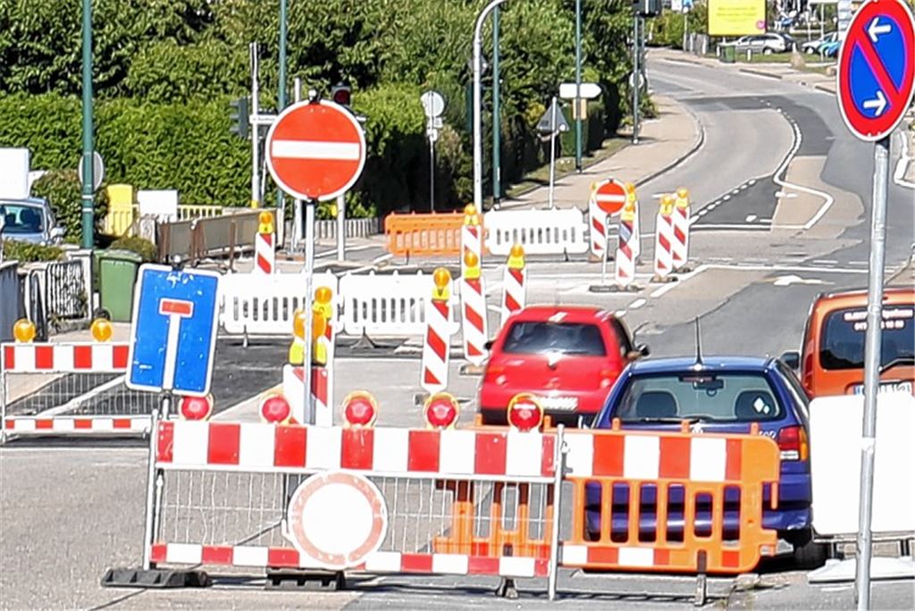 Autos kommen in der Baustelle entgegen