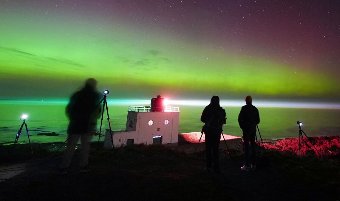 Immer wieder faszinierend: Fotografen beobachten Polarlichter über dem Leuchtturm von Bamburgh.