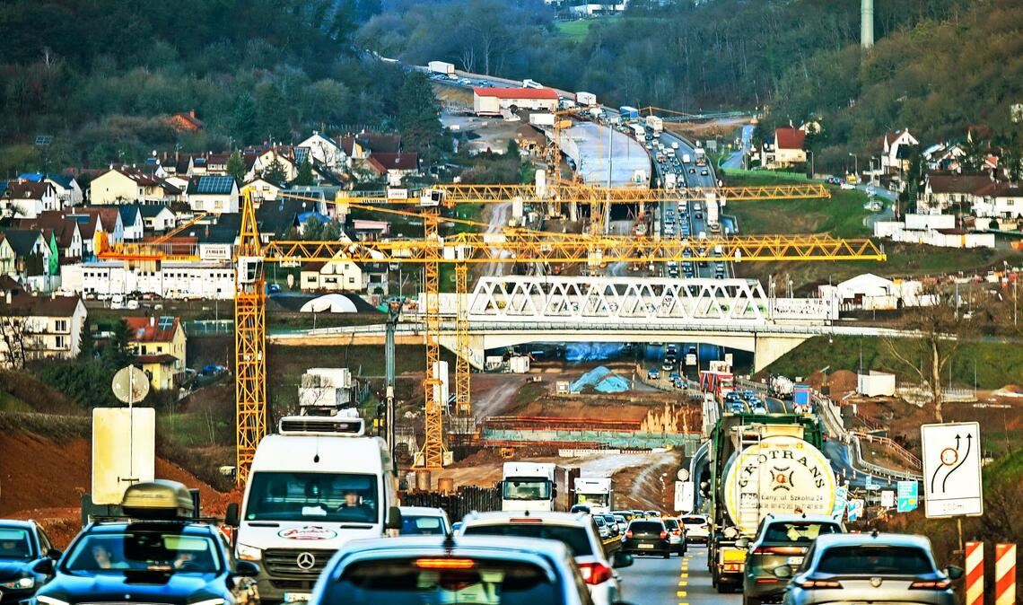 Immer wieder kracht es im Lärmschutztunnel auf der Autobahn bei Pforzheim. Nun reagiert die Autobahn GmbH (Archivfoto).