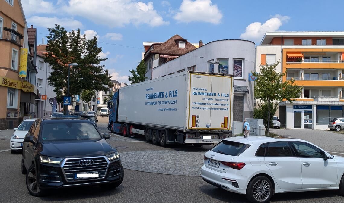 Immer wieder landen große Lastwagen fehlgeleitet in der Bahnhofstraße und machen die Straße noch enger. Fotos: Fotomoment/Steigleder