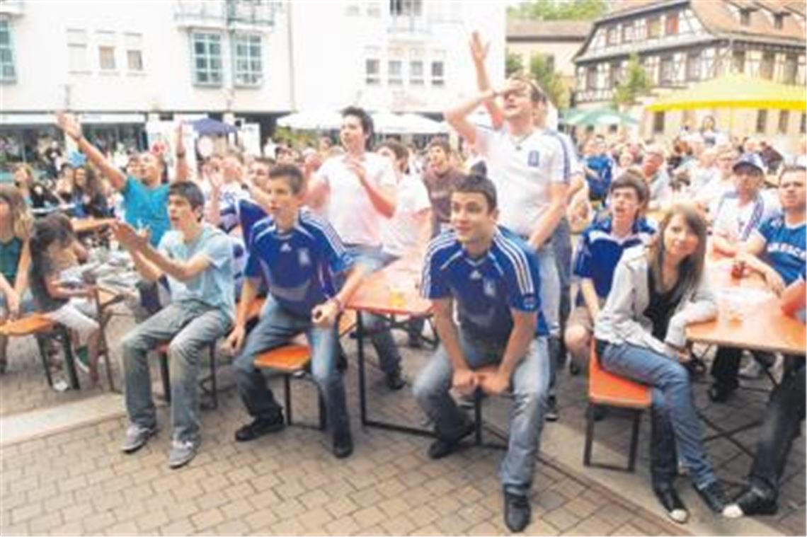 Immer wieder reißt es die griechischen Fans von den Bänken, doch dem Europameister von 2004 will gegen Südkorea einfach kein Tor gelingen.