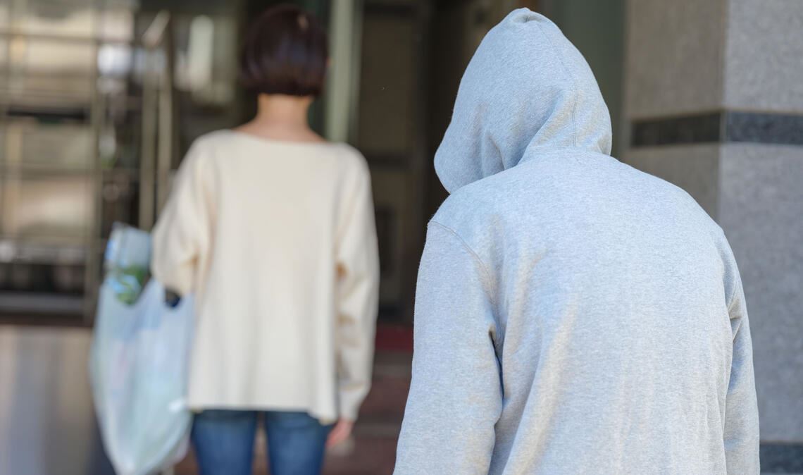 Immer wieder stellt der Angeklagte seiner ehemaligen Partnerin nach. Symbolfoto: naka/stock.adobe.com