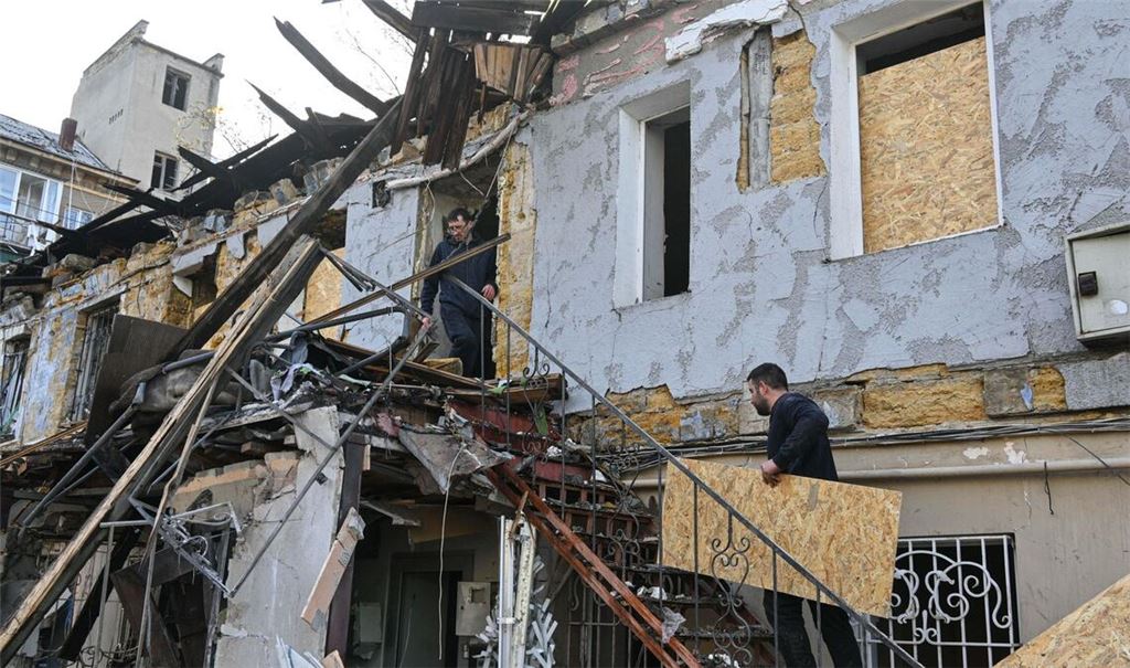 Immer wieder trifft es Wohnhäuser in Odessa - hier bei einem russischen Angriff vor wenigen Tagen. (Archivbild)