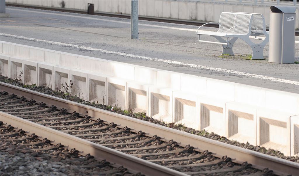 Immer wieder warten Reisende vergeblich auf den Zug. Die GdL bestreikt den Zugverkehr des Abellio-Nachfolgers SWEG. Symbolfoto: Fotomoment