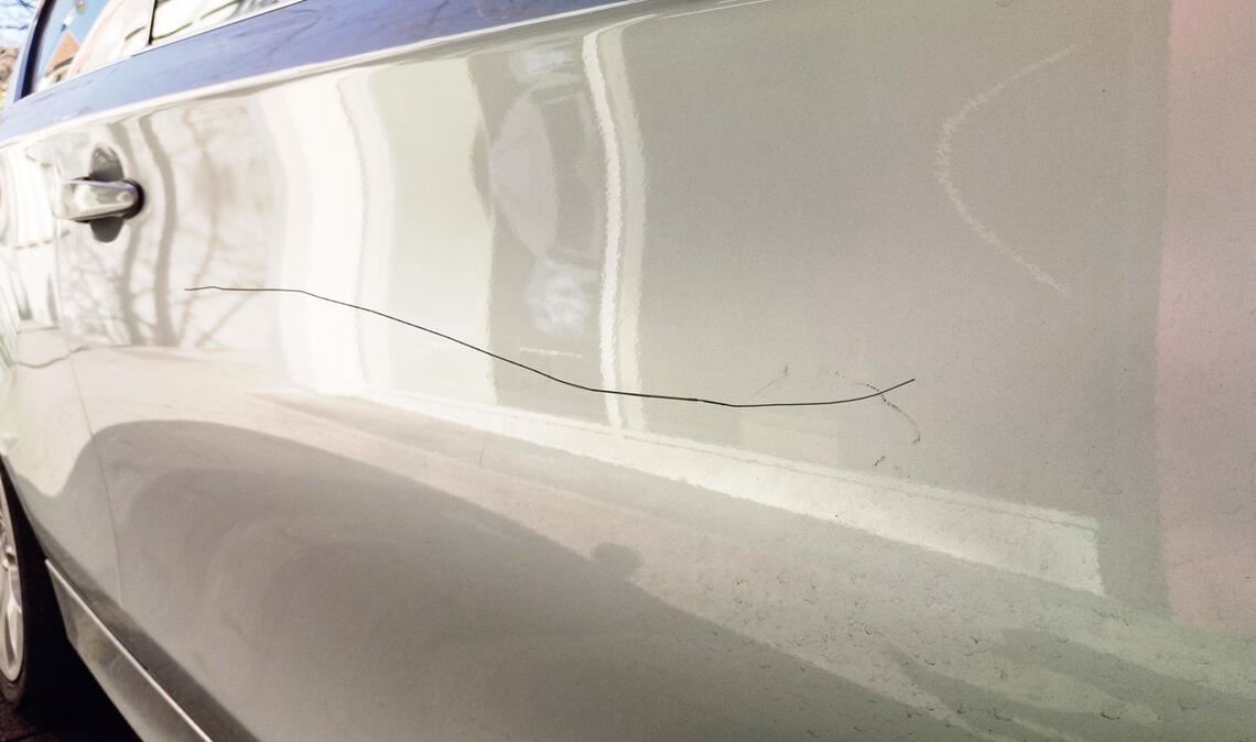 Immer wieder zerkratzen Unbekannte – wie hier auf einem Foto aus dem Archiv – sinnlos geparkte Autos. Der Schaden kann ruck, zuck im vierstelligen Bereich liegen. Symbolfoto: Archiv