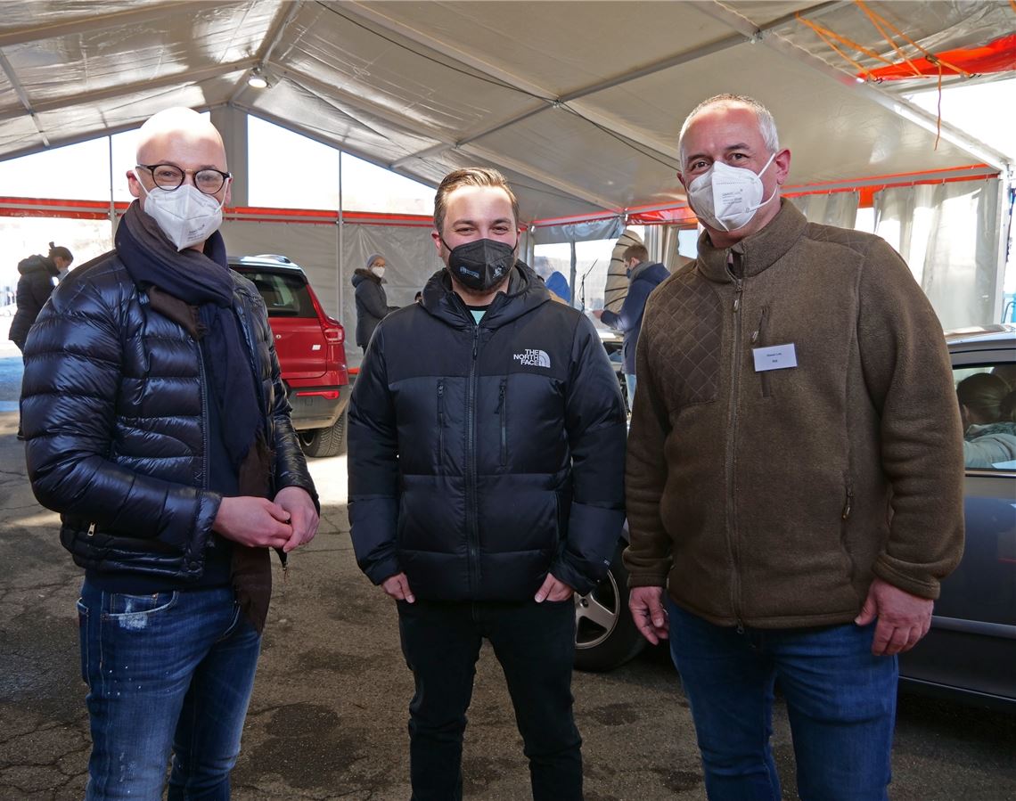 Impfen geht jetzt auch im Auto: Philippe A. Singer, Marcus Mürle und Lutz Gössel (v. li.) freuen sich über die Freigabe durch das Sozialministerium. Foto: Friedrich