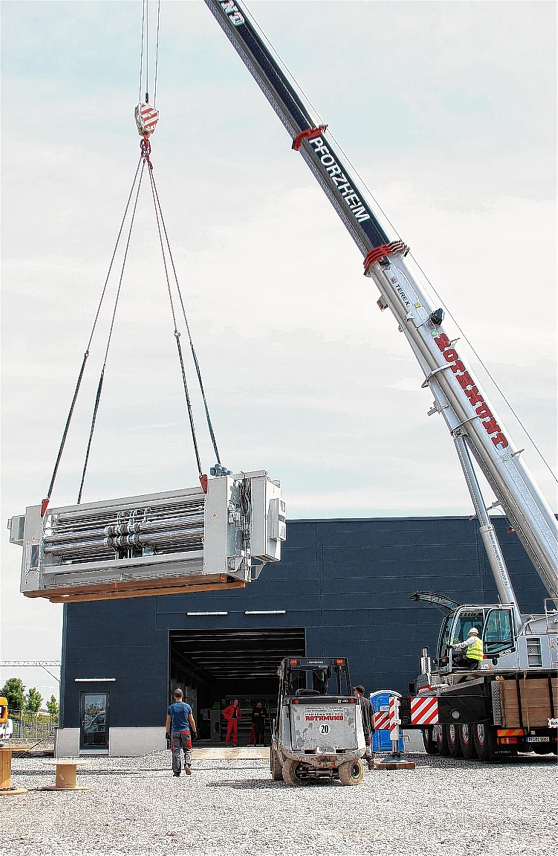Imposante Dimensionen: Mit dem Spezialkran werden die Teile für die Fertigungsstraße vom Transporter gehievt.