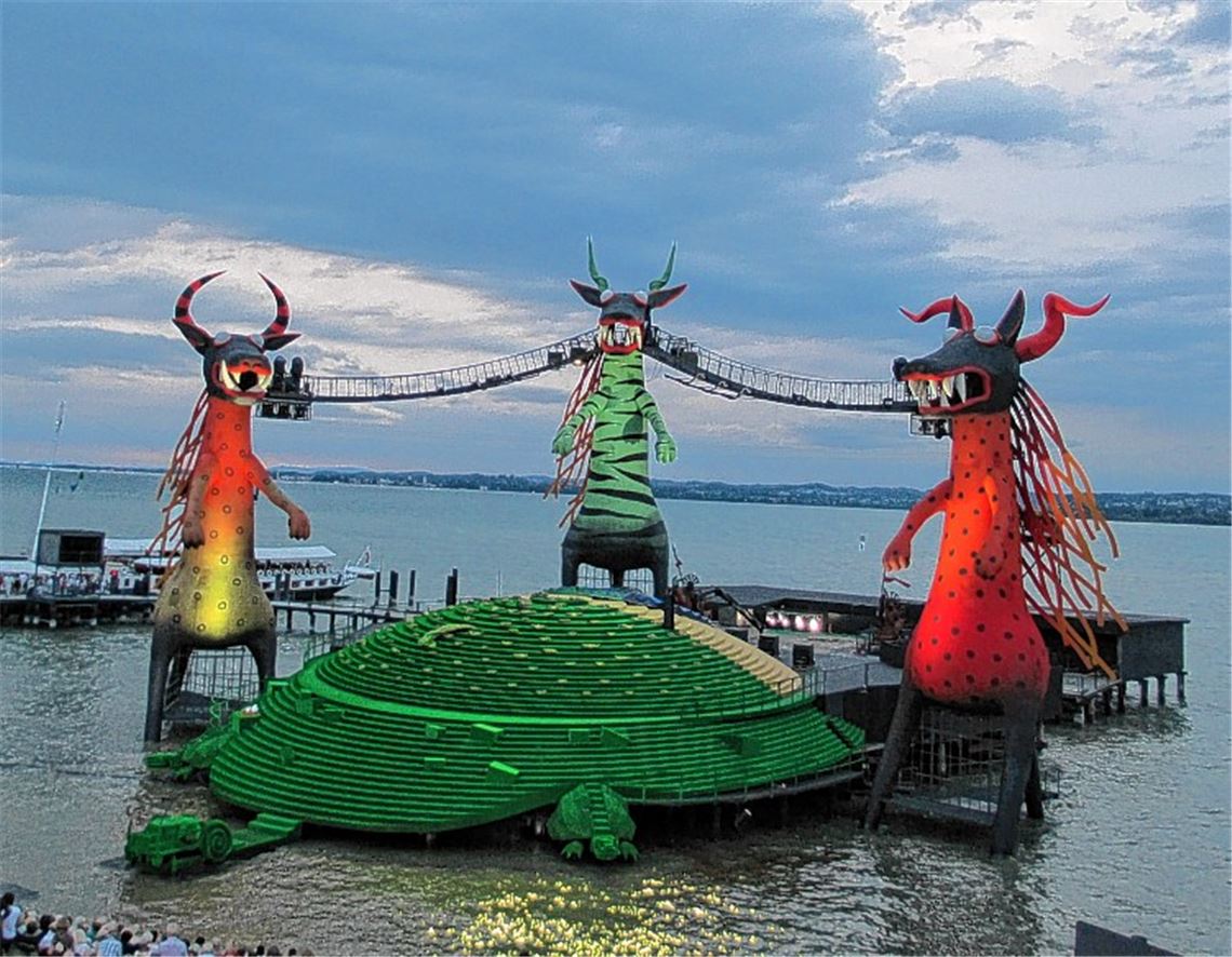 Imposanter Anblick: die Bregenzer Seebühne in der Dämmerung und nach Einbruch der Dunkelheit, bei der spektakulären Aufführung von Mozarts „Die Zauberflöte“.