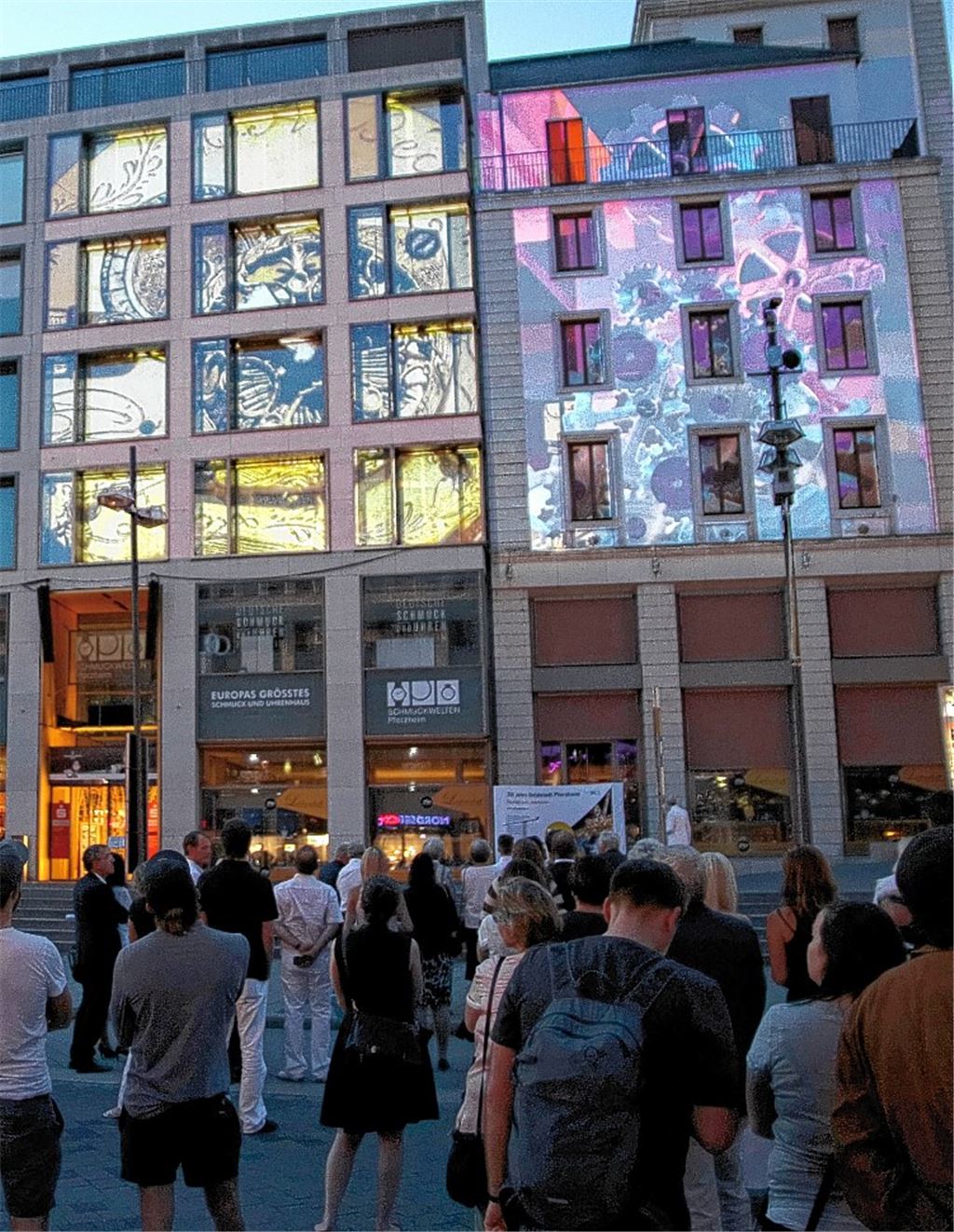 Filmkunst zeigt sich an Goldstadt-Fassaden