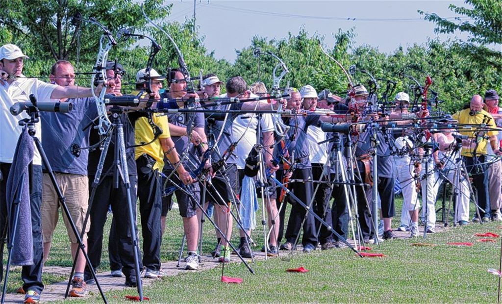 Imposantes Bild: Die Schützen mit dem Compoundbogen stehen bei ihrem Wettkampf dicht an dicht nebeneinander.