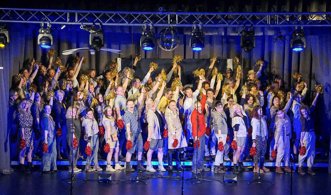 Imposantes Bild und imposanter Klang: der Gesamtchor beim Song „Waka Waka“ von Shakira. Fotos: Bastian