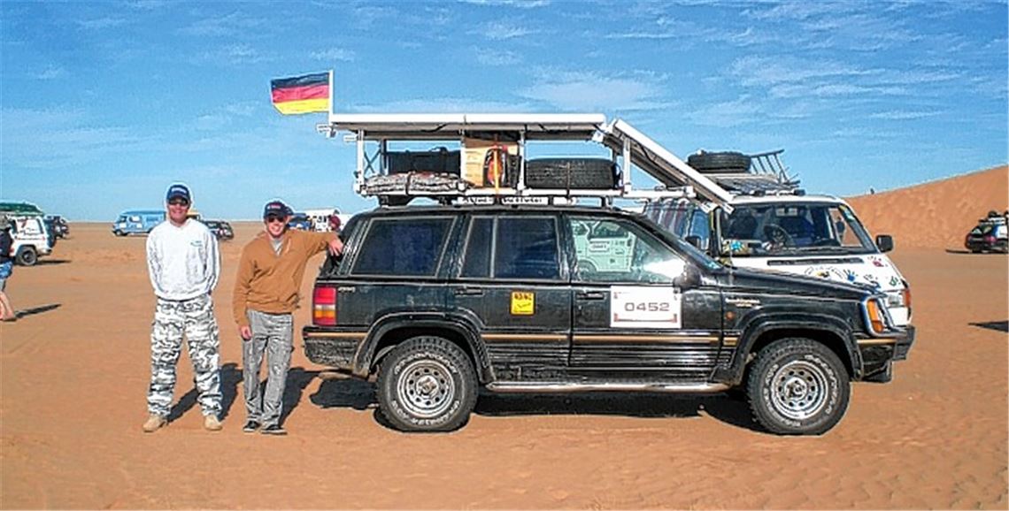 Impressionen einer Wüstenrallye: Die Solarmodule auf dem Dach des Jeeps aus Mühlacker bleiben in Gambia. Thomas Knapp möchte sie einer Schule oder einem Hospital schenken. Fotos: privat