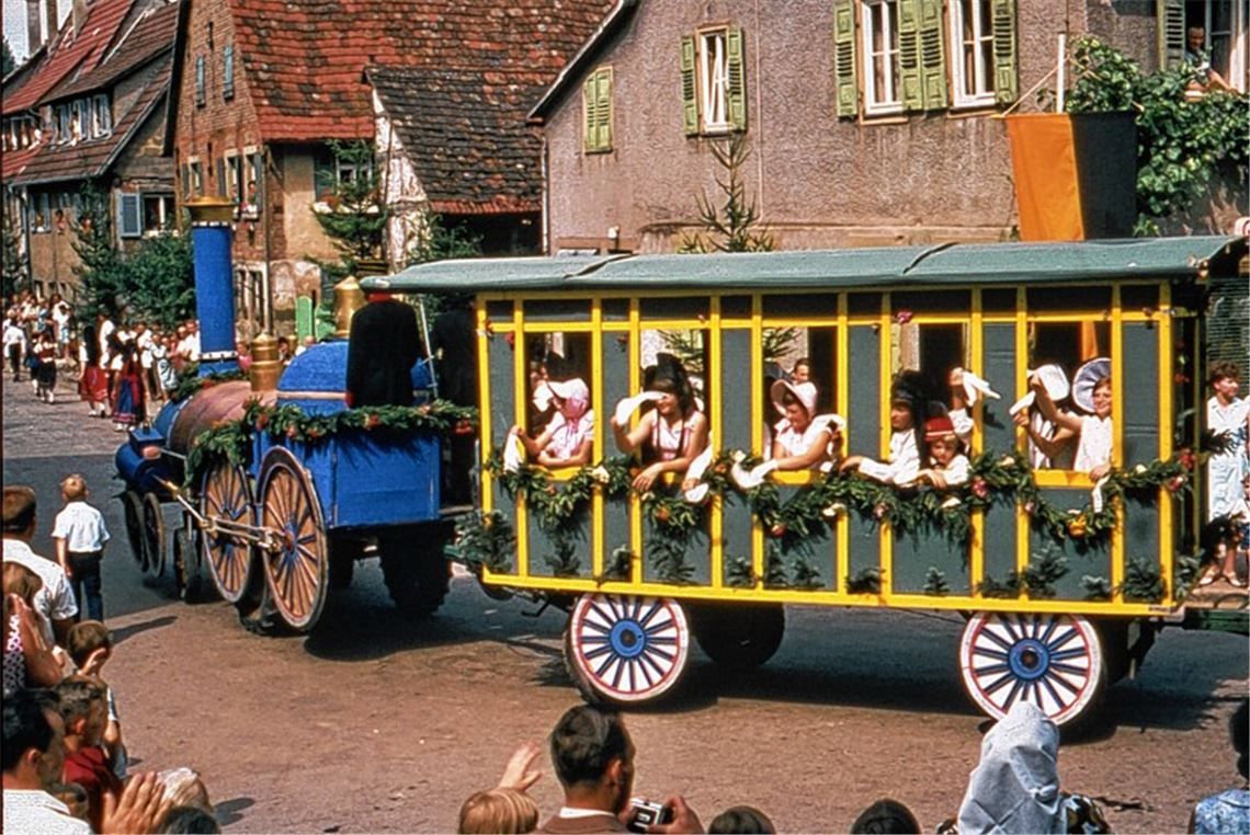 Impressionen vom Umzug 1967: Historie der Gemeinde wird lebendig. Fotos: Archiv Krauth