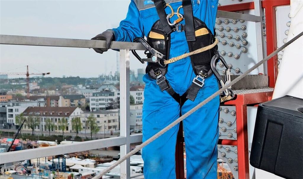 In 32 Meter Höhe  checkt Erwin Bernhard, ob  alles passt.