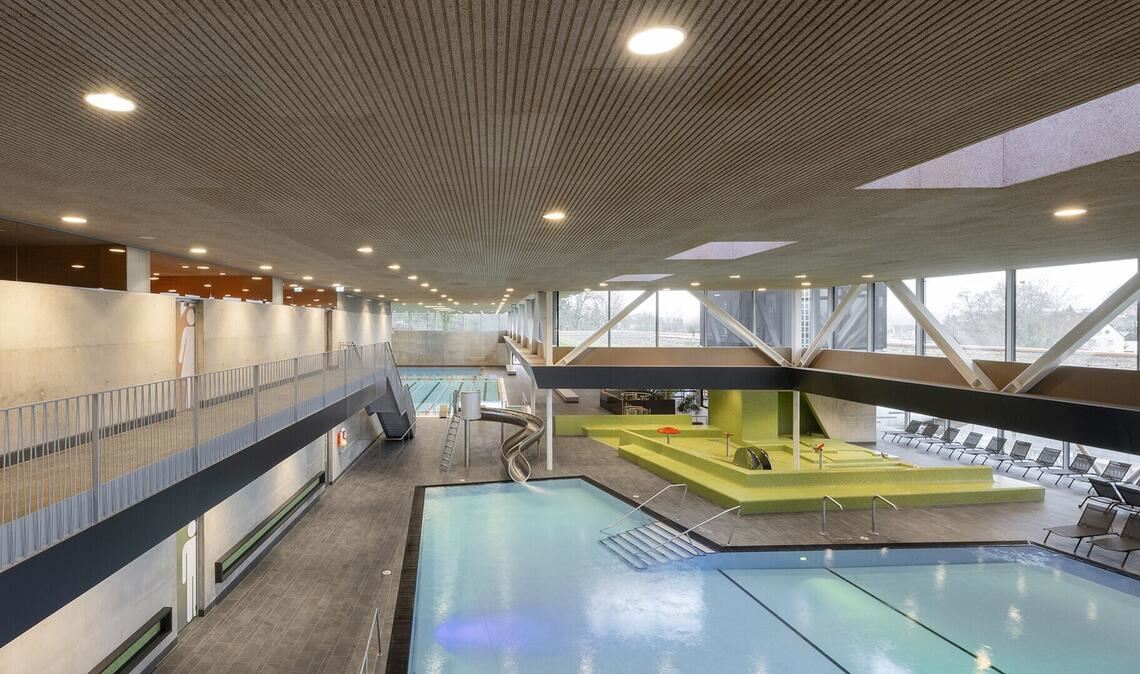 In Aalen befindet sich das Hirschbachbad mit Schwimm- und Spaßbecken und Außenbereich. Adresse: Hirschbachstraße 68,73431 Aalen. Das Freibad hat ab 9 Uhr geöffnet, das Hallenbad montags ab 10 Uhr, dienstags bis freitags ab 6.15  Uhr,  samstags, sonntags, feiertags  ab 8 Uhr. Es stammt von den Stuttgarter 4a Architekten.