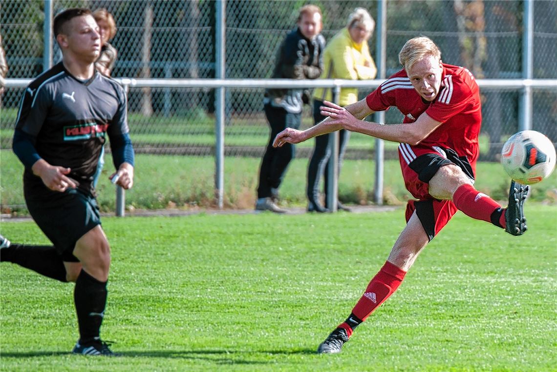 In Aktion: der Großglattbacher Lukas Werner (re.) in der Partie gegen Sachsenheim. Foto: vh