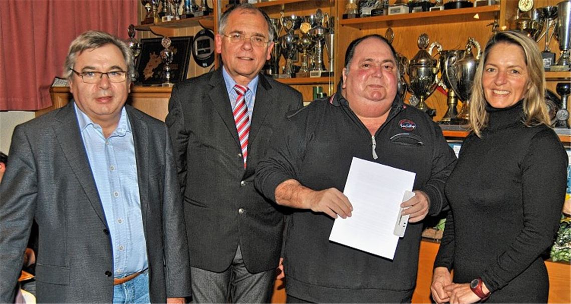 In Anerkennung seines langjährigen ehrenamtlichen Engagements beim Mundharmonika-Orchester wird Dietmar Gienger (2.v.re.) zum Ehrenmitglied ernannt. Mit auf dem Foto (v.li.): Dirigent Manfred Dannecker, Vorsitzender Norbert Holme und die zweite Vorsitzende Ingrid Lehrer.Foto: Haller