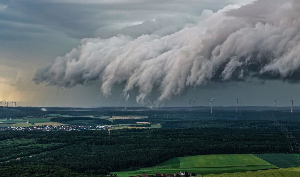 In Baden-Württemberg drohen heute ab Mittag örtliche Gewitter, Starkregen, kleiner Hagel und Windböen bis 60 km/h. Welche Kreise betroffen sind und wie sich die Wetterlage bis Donnerstag entwickelt.