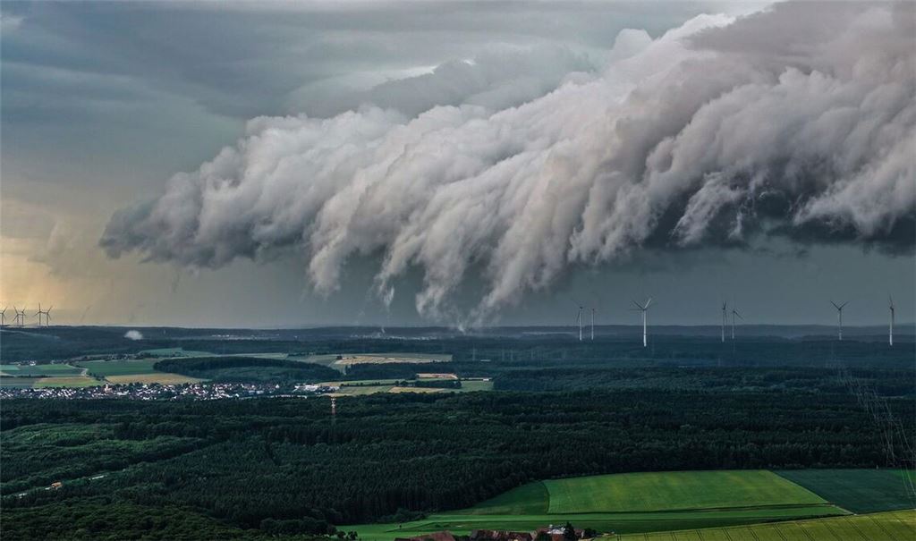 In Baden-Württemberg drohen heute ab Mittag örtliche Gewitter, Starkregen, kleiner Hagel und Windböen bis 60 km/h. Welche Kreise betroffen sind und wie sich die Wetterlage bis Donnerstag entwickelt.