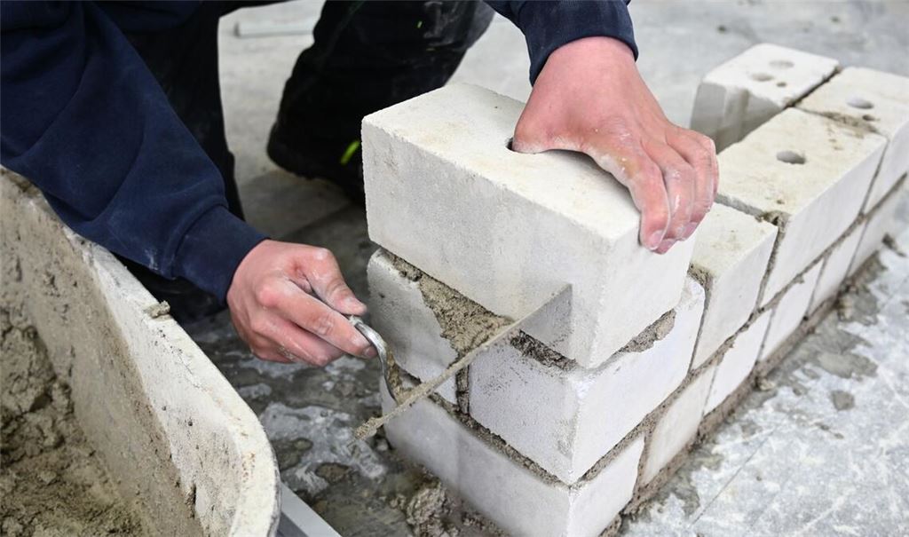 In Baden-Württemberg sind im vergangenen Jahr erneut mehr Ausbildungsverträge im Handwerk abgeschlossen worden.