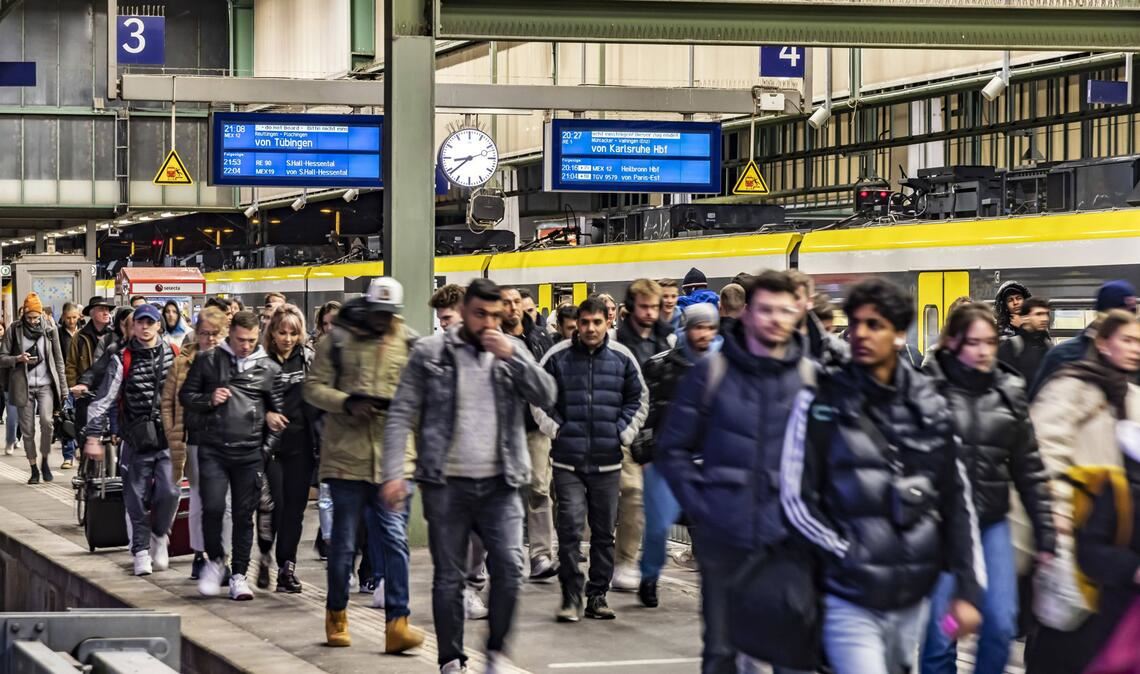 Das Vermächtnis des grünen Dauer-Ministers In Baden-Württemberg sind so viele Menschen in Nahverkehrszügen unterwegs wie noch nie.
