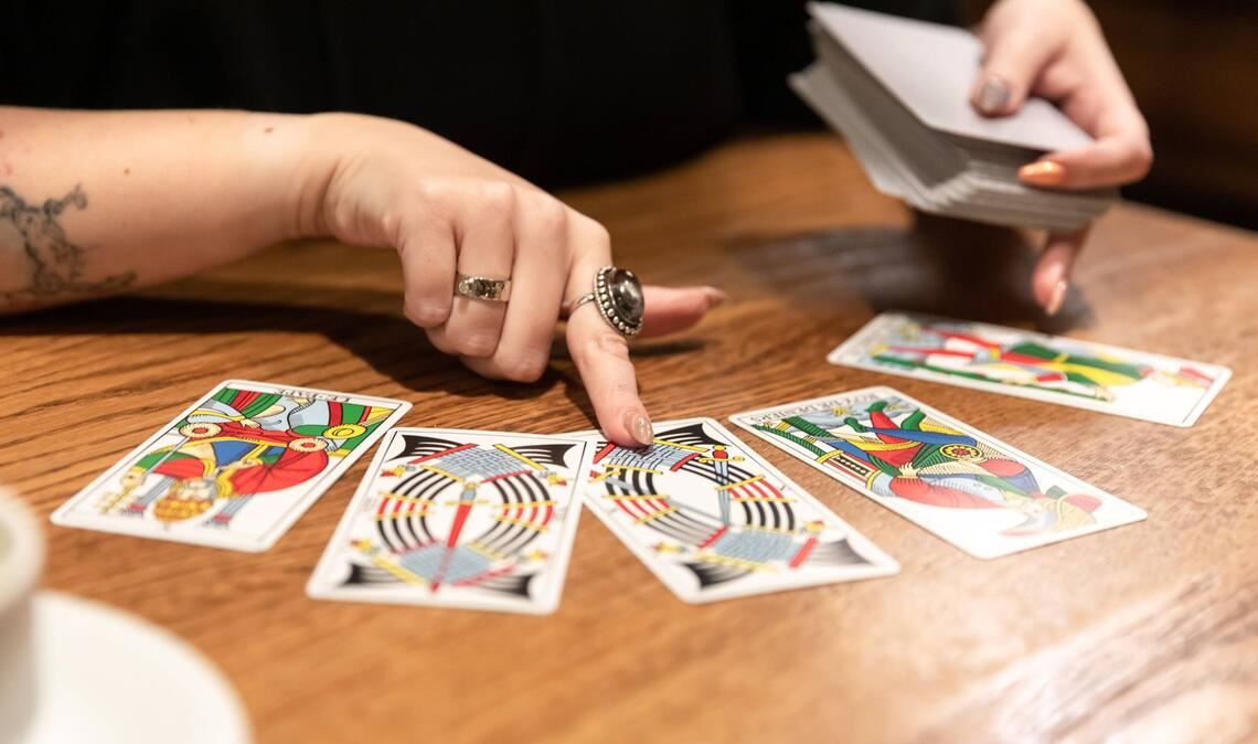 In Bayern ist eine Frau Opfer einer angeblichen Wahrsagerin geworden und zahlte eine sechsstellige Summe (Symbolfoto).