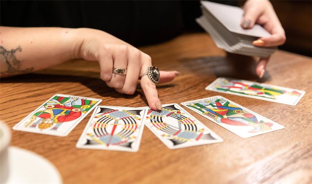 In Bayern ist eine Frau Opfer einer angeblichen Wahrsagerin geworden und zahlte eine sechsstellige Summe (Symbolfoto).