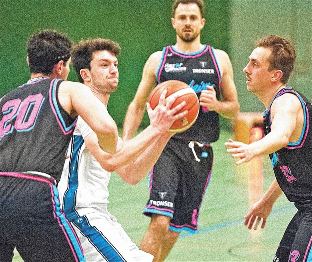 In Bedrängnis: Mühlackers Mick Wagner im Spiel gegen die PSG Pforzheim. Fotomoment