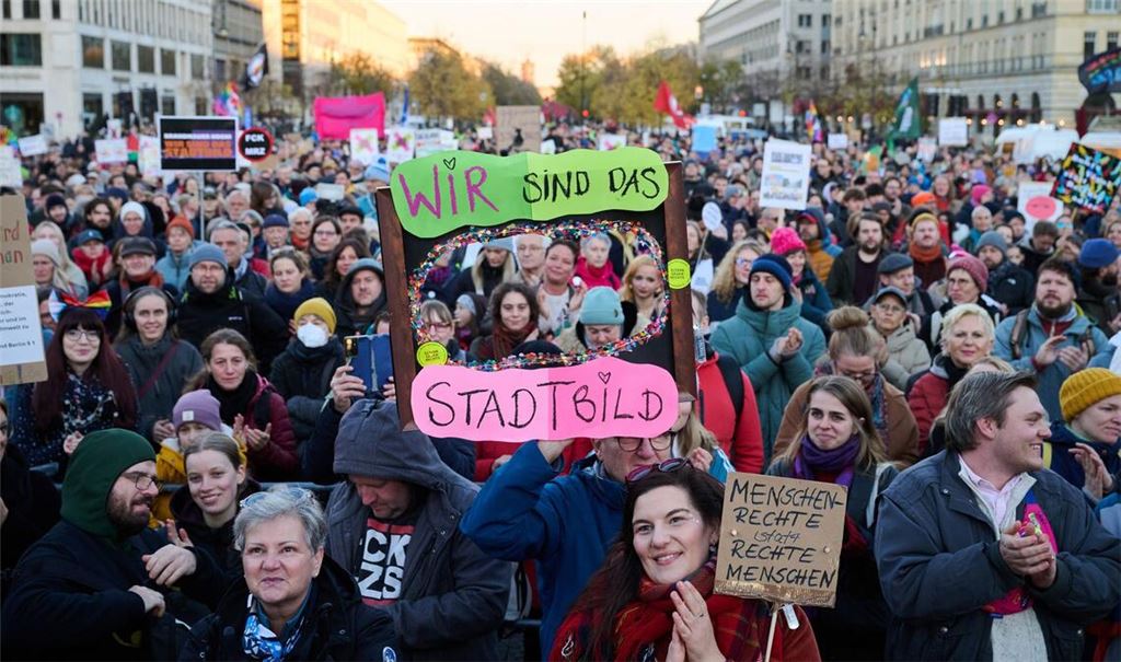 In Berlin und Kiel sind Demonstrationen zu den Merz-Äußerungen geplant.