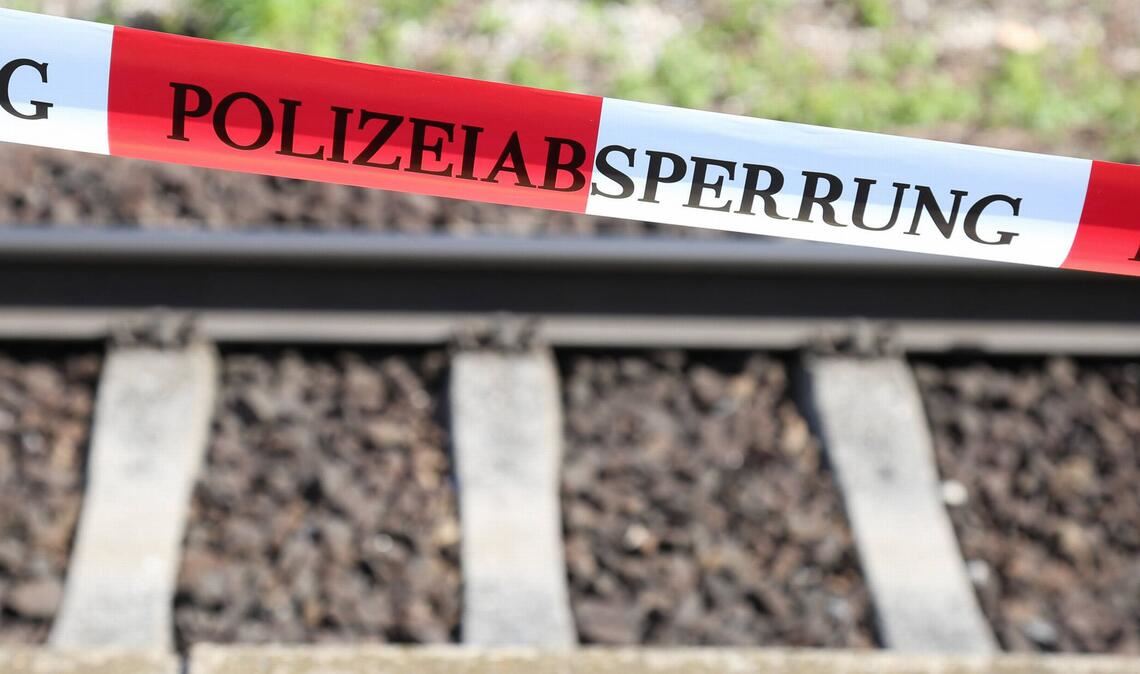 In Bremen ist ein dreijähriger Junge von einem Zug erfasst worden (Symbolbild).