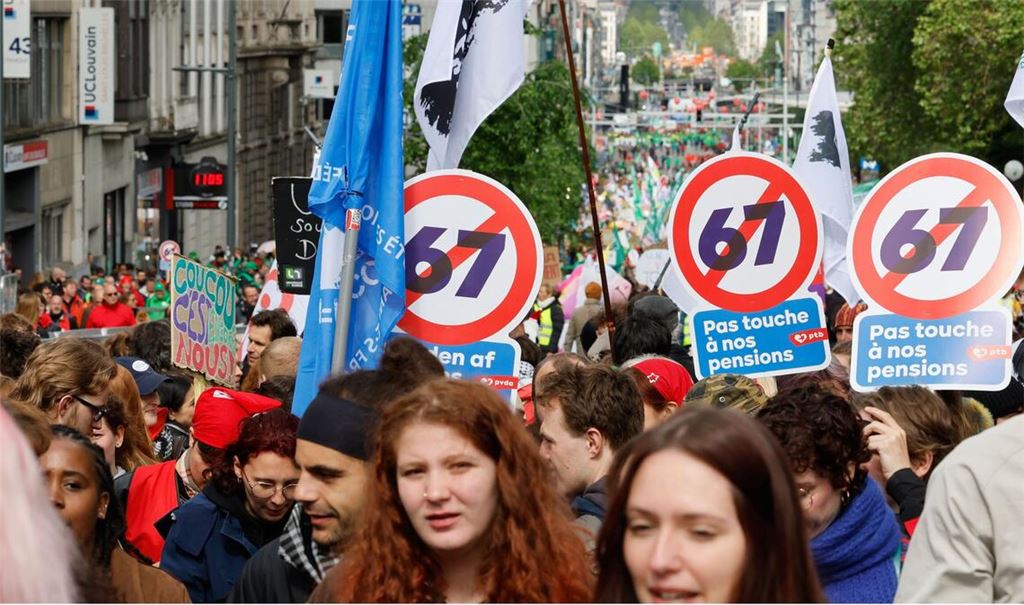 In Brüssel gehen am Dienstag zehntausende Menschen gegen die Reform des Sozialstaates auf die Straße. Das Land wird wegen eines massiven Sparprogrammes der Regierung immer wieder von Protesten erschüttert.