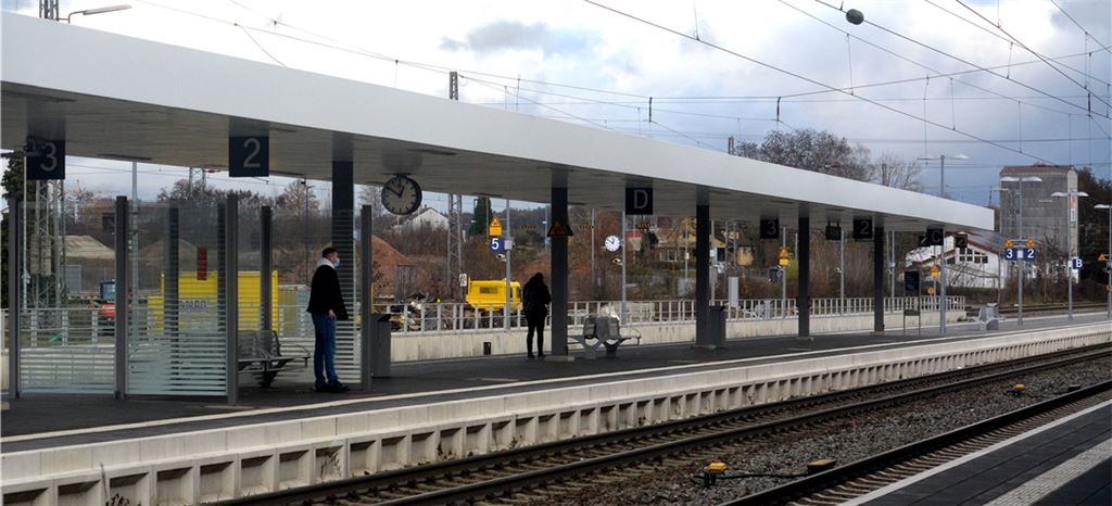 In Corona-Zeiten, hier eine Szene vom Sonntag in Mühlacker, fahren weniger Menschen mit der Bahn, wollen aber dennoch pünktlich sein.Stahlfeld