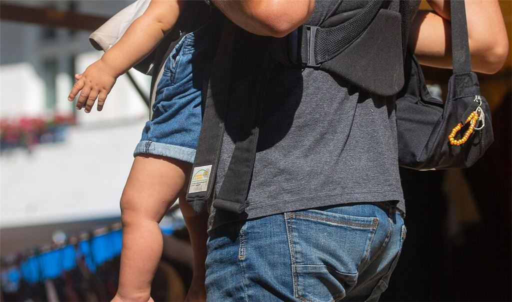 In Deutschland erklären 42 Prozent der Väter, kranke Kinder mindestens ebenso häufig zu betreuen wie ihre Partnerinnen. (Symbolbild)