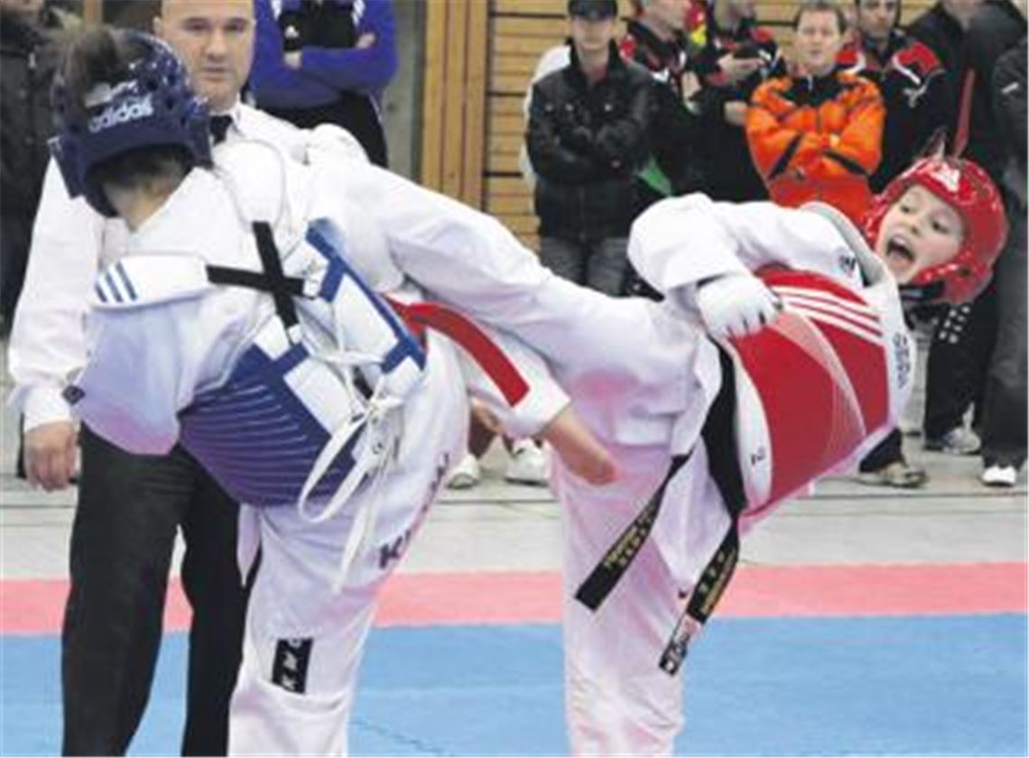 In Deutschland ist Roxana Nothaft (re.) noch eine Klasse für sich, international hängen die Trauben höher, wie die 15-Jährige bei den U18-Weltmeisterschaften feststellen muss. Archivfoto: p