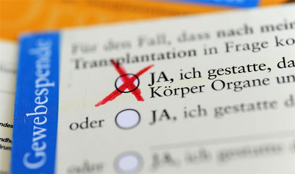 In Deutschland müssen spätere Spender zu Lebzeiten oder stellvertretend die Angehörigen einer Organentnahme explizit zustimmen. (Symbolbild)