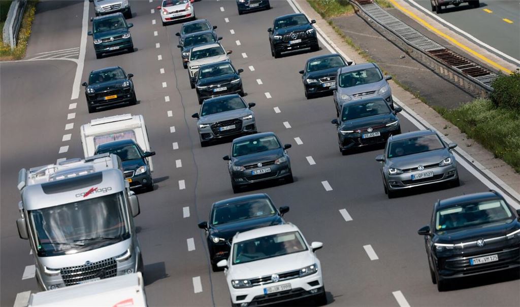 In Deutschland sind im März deutlich mehr Autos neu zugelassen worden als im Vorjahresmonat. (Archivbild)