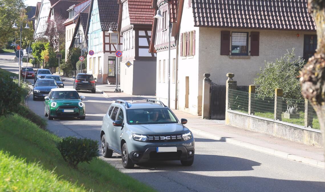 In Dürrn soll die Hauptstraße zwischen der Bushaltestelle Ob dem Obern Dorf/Höhenstraße und der Kreuzung an der Enzberger Straße neu gestaltet werden. Foto: Schüller