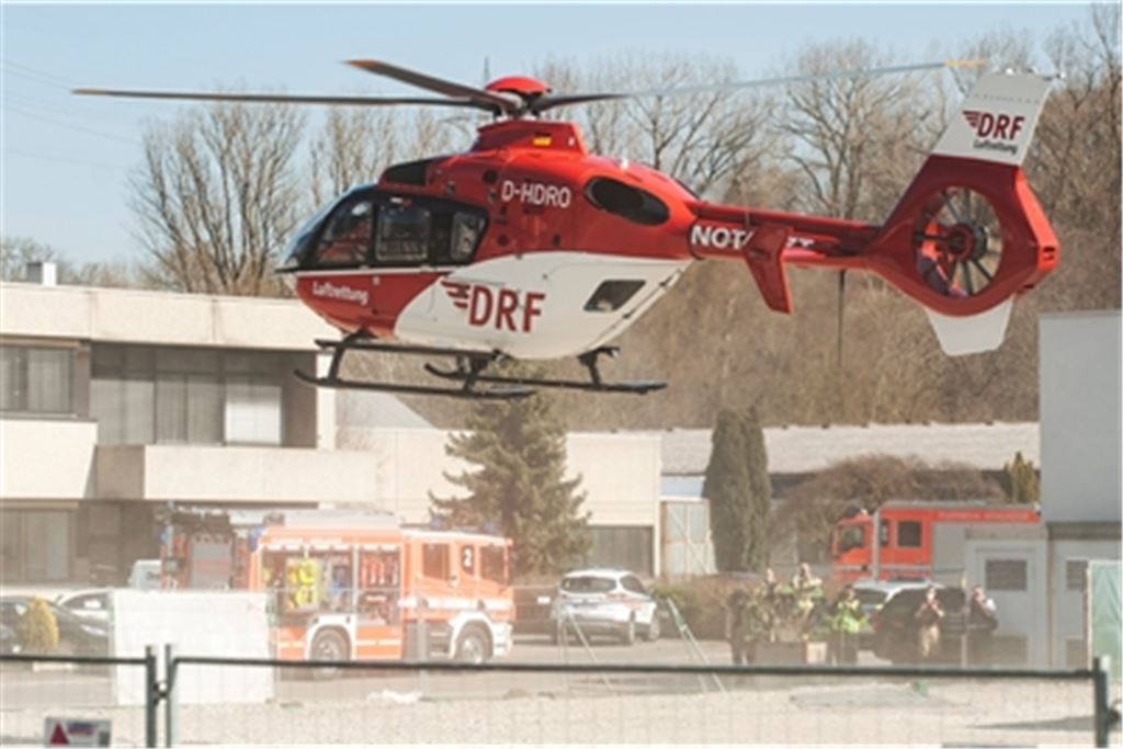 In Enzberg erregt ein Arbeitsunfall am Freitag große Aufmerksamkeit. Fotos. Fotomoment