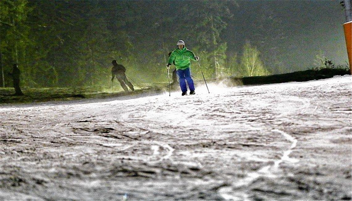 Rasanter Spaß auf zwei Brettern In Enzklösterle können die Sportler auch am späten Abend noch mit ihren Skiern eine über einen Kilometer lange Piste hinunterbrausen.Archivfoto: Huber