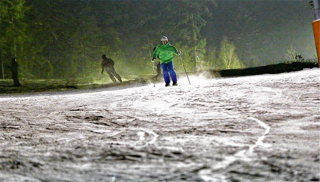 In Enzklösterle können die Sportler auch am späten Abend noch mit ihren Skiern eine über einen Kilometer lange Piste hinunterbrausen.Archivfoto: Huber