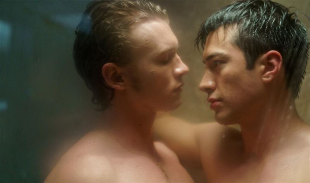 In Episode 4 geht die Geschichte zwischen Ilya Rozanov (Connor Storrie, l.) und Shane Hollander (Hudson Williams) weiter.