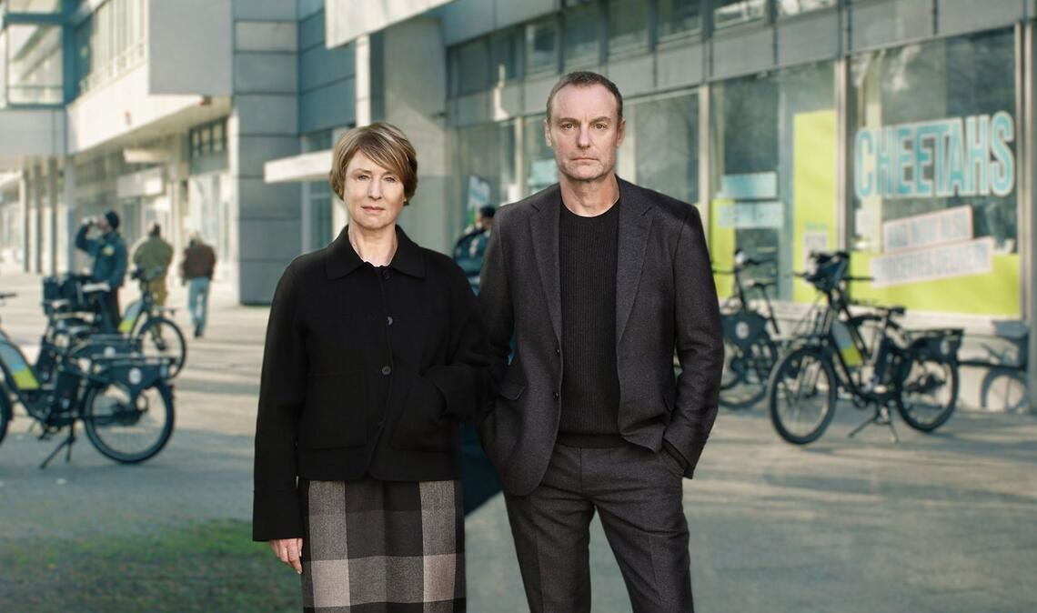 In „Erika Mustermann“ ermitteln Susanne Bonard (Corinna Harfouch) und Robert Karow (Mark Waschke)  im Mordfall eines Riders, der für einen Berliner Fahrradlieferdienst gearbeitet hat.