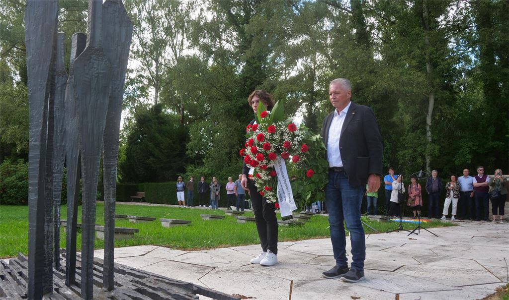 In Erinnerung an die Opfer und Schrecken des Nationalsozialismus legen Franz Herkens (re.) und Robin Burghardt zum Antikriegstag einen Kranz auf dem Pforzheimer Hauptfriedhof nieder. Foto: Friedrich