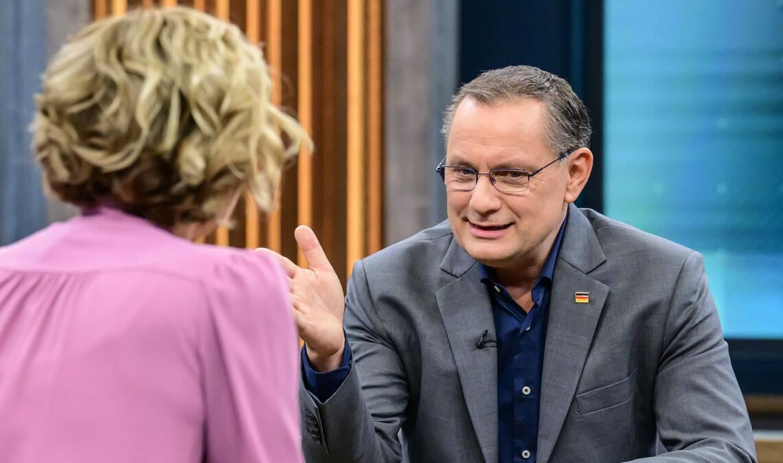 In Erklärungsnöten: AfD-Chef Tino Chrupalla in der ARD-Talkshow mit Caren Miosga.