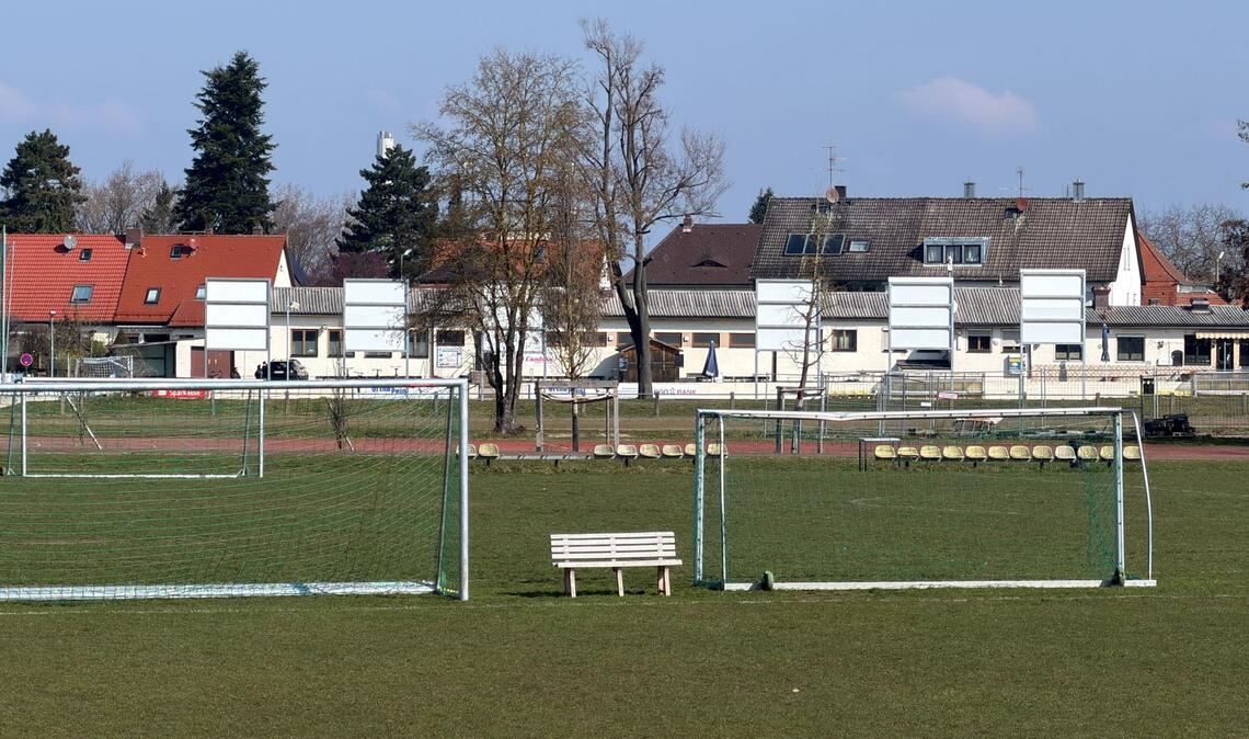 In Erlangen ist ein Fußballtor auf einen Jungen gestürzt.