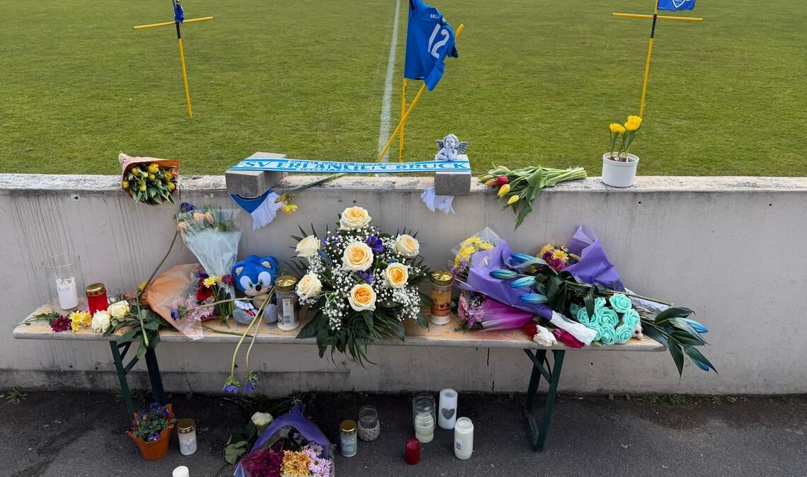 In Erlangen ist ein Fußballtor auf einen Jungen gestürzt.