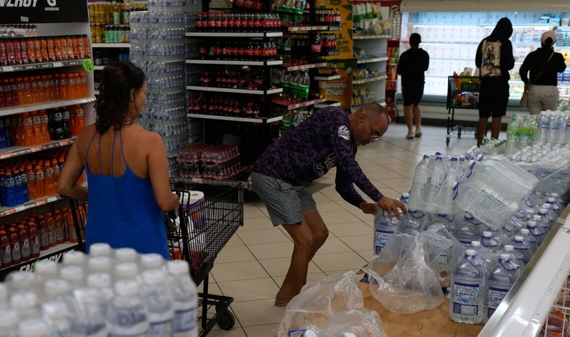 In Erwartung des Hurrikans kauften Menschen Wasser und Lebensmittel, um für den schlimmsten Fall vorbereitet zu sein.